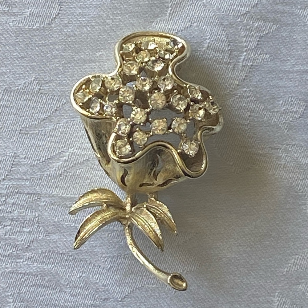 Gold colored pin with bouquet or rhinestones